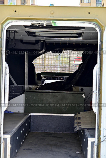 Внутреннее отделение австрийского вездехода «Pinzgauer». Передвижная выставка трофейной техники НАТО "Сила в правде- гордость и победа". Город Тюмень (2024 год). Редакционное фото, фотограф Александр Тараканов / Фотобанк Лори