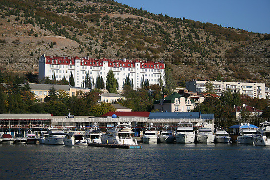 Внутри бухты Балаклава,современные здания (2012 год). Редакционное фото, фотограф Робул Дмитрий / Фотобанк Лори