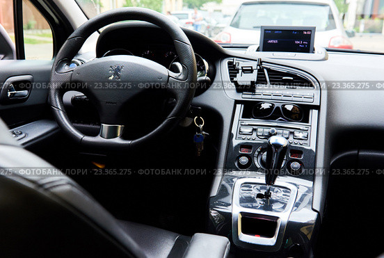 Внутри Peugeot 5008 (2016 год). Редакционное фото, фотограф Alexander Tihonovs / Фотобанк Лори