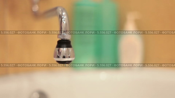 Вода капает через неплотно закрытый кран. Стоковое видео, видеограф Кекяляйнен Андрей / Фотобанк Лори