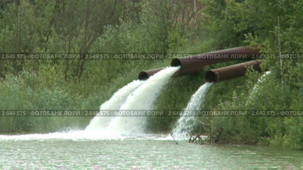 Вода льется из труб в реку. Стоковое видео, видеограф Алексей Кузнецов / Фотобанк Лори