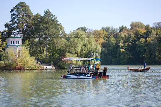 Водная прогулка к павильону любви (2010 год). Редакционное фото, фотограф Короленко Елена / Фотобанк Лори