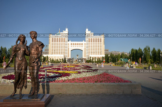 Водно-зеленый бульвар в столице Казахстана, Нур-Султан (2015 год). Редакционное фото, фотограф Александр Карпенко / Фотобанк Лори