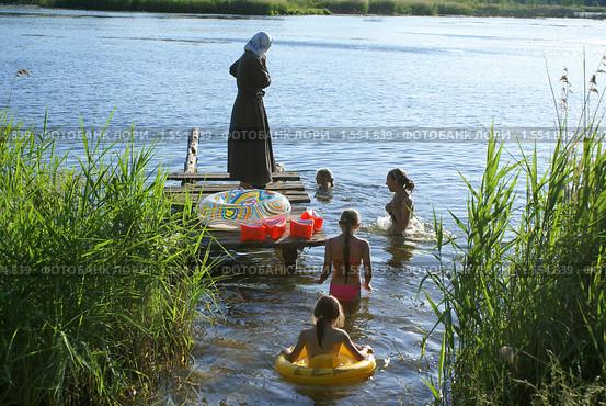 Водные процедуры. Дети купаются в реке под присмотром монахини (2009 год). Редакционное фото, фотограф Сушкова Евгения / Фотобанк Лори
