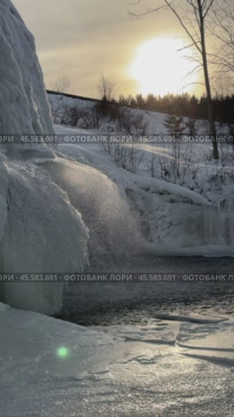 Водопад (дамба, плотина) на реке Старая Кенка Удмуртия (2023 год). Стоковое видео, видеограф Оксана Шведкова / Фотобанк Лори