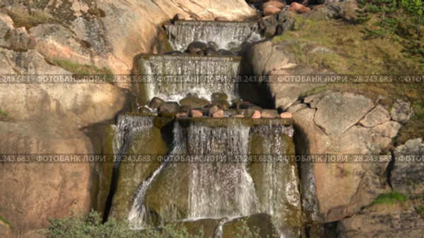 Водопад Putouskallio в природном водном парке «Сапокка» (Sapokka Water Garden) крупным планом солнечным днем. Котка, Финляндия (2017 год). Стоковое видео, видеограф Виктор Карасев / Фотобанк Лори