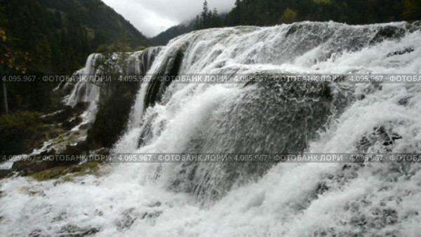 Водопад в национальном парке Jiuzhaigou, занесенном в реестр Всемирного Наследия ЮНЕСКО (2012 год). Стоковое видео, видеограф Сергей Орлов / Фотобанк Лори