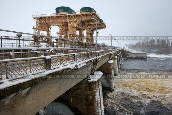 Водосбросная плотина Иваньковской ГЭС зимним морозным днем. Дубна, Россия. Стоковое фото, фотограф Pukhov K / Фотобанк Лори