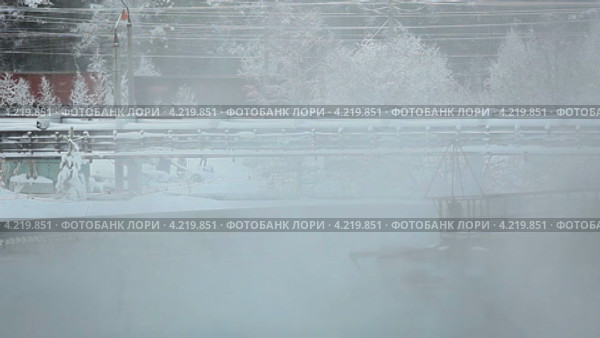 Водяной пар над открытым резервуаром зимой. Стоковое видео, видеограф Кекяляйнен Андрей / Фотобанк Лори