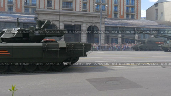 Военная техника на Тверской улице готовится ехать на Красную площадь. Танк Армада (2016 год). Редакционное видео, видеограф Игорь Усачев / Фотобанк Лори