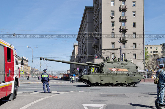 Военная техника (САУ "Коалиция-СВ) возвращается после репетиции парада в честь Дня Победы. Май, 2015. Москва. Новый Арбат. Редакционное фото, фотограф Илюхина Наталья / Фотобанк Лори