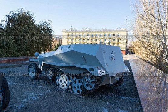 Военная техника, трофейный немецкий полугусеничный бронетранспортёр времён Второй мировой войны. Волгоград, Музей-панорама Сталинградская битва, Россия. (2020 год). Редакционное фото, фотограф Андрей Цыганков / Фотобанк Лори