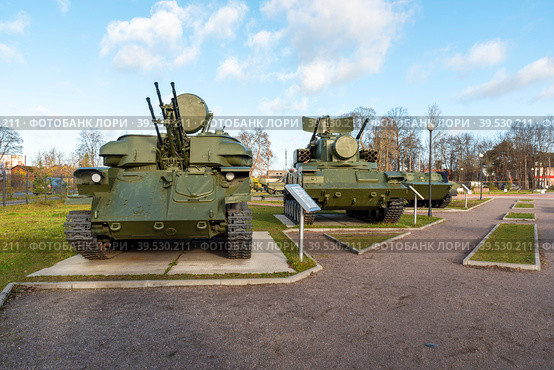 Военная техника в парке "Патриот". Зенитная самоходная установка ЗСУ-23-4 "Шилка", Зенитный ракетно-пушечный комплекс ЗРПК 2С6 "Тунгуска". Город Луга, Ленинградская область (2020 год). Редакционное фото, фотограф Александр Щепин / Фотобанк Лори