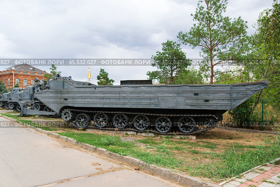 Военнная техника, плавающий транспортёр ПТС для преодоления водных преград, Волжский, Волгоградская область, Россия (2021 год). Редакционное фото, фотограф Андрей Цыганков / Фотобанк Лори
