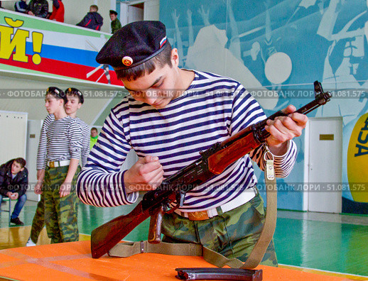 Военно-патриотическое воспитание молодежи. Разборка-сборка автомата Калашникова. (2014 год). Редакционное фото, фотограф Андреева Тамара Викторовна / Фотобанк Лори