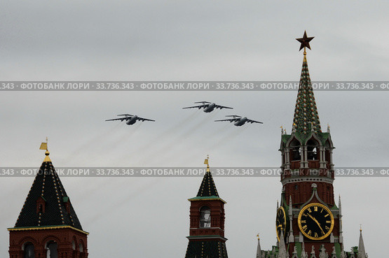 Военно-транспортные самолеты Ил-76МД во время воздушного парада, посвященного Дню Победы (2020 год). Редакционное фото, фотограф Free Wind / Фотобанк Лори