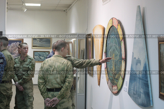 Военнослужащие Росгвардии в Балашихинской картинной галерее (2023 год). Редакционное фото, фотограф Дмитрий Неумоин / Фотобанк Лори