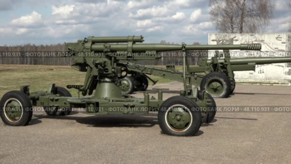 Военные экспонаты орудия в Бородинском музее на Бородинском поле. Май. Military exhibits of guns in the Borodino Museum on the Borodino Field. May. Редакционное видео, видеограф Горшков Александр / Фотобанк Лори