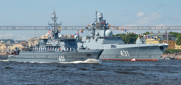 Военные корабли "Иван Антонов" и "Адмирал флота Касатонов" на военно-морском параде в честь Дня ВМФ. Санкт-Петербург (2019 год). Редакционное фото, фотограф Виктор Карасев / Фотобанк Лори