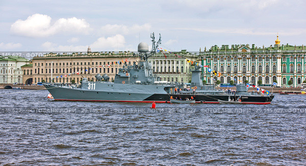 Военные корабли на параде в день ВМФ. МПК-205 "Казанец" - малый противолодочный корабль. Санкт-Петербург (2018 год). Редакционное фото, фотограф Сергей Афанасьев / Фотобанк Лори