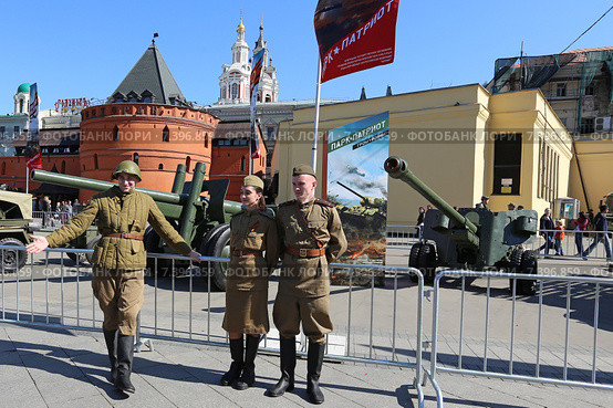 Военные в форме бойцов Красной армии времен Великой Отечественной войны на выставке «Оружие Победы», Москва, площадь Революции (2015 год). Редакционное фото, фотограф Алексей Гусев / Фотобанк Лори