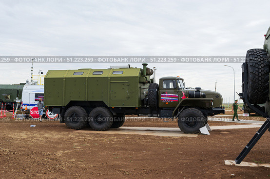 Военный фургон, походная кухня ПАК-200 на шасси автомобиля УРАЛ для обеспечения питанием солдат в походе. Волгоградская область, Средняя Ахтуба, Россия. (2022 год). Редакционное фото, фотограф Андрей Цыганков / Фотобанк Лори