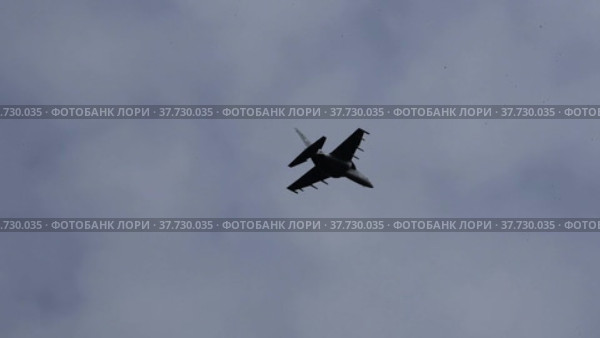Военный истребитель СУ-25 в небе над Нижний Новгородом. Фрагмент репетиции Парада Победы. Редакционное видео, видеограф Nikolay Pestov / Фотобанк Лори