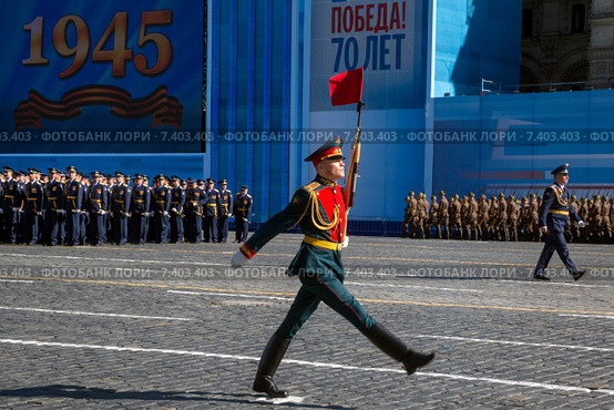 Военослужащий роты почетного караула отдельного комендантского Преображенского полка перед началом торжественного марша военного парада в ознаменование 70-летия Победы в Великой Отечественной войне 1941-1945 годов по Красной площади города Москвы, Россия (2015 год). Редакционное фото, фотограф Николай Винокуров / Фотобанк Лори