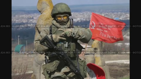 Воин с флагом. Редакционное видео, видеограф Антонина Тарасова / Фотобанк Лори
