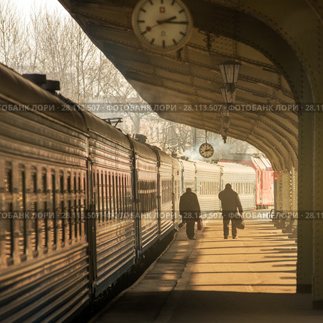 Вокзал. На платформе (2018 год). Стоковое фото, фотограф Александр Алексеев / Фотобанк Лори