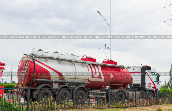 Волгоград, Тракторозаводский район, Россия.  Городской пейзаж, автомобиль, бензовоз производит слив топлива в ёмкость автозаправочной станции из цистерны. (2023 год). Редакционное фото, фотограф Андрей Цыганков / Фотобанк Лори