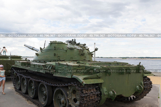 Волгоград, Центральная набережная, Россия.  Основной боевой танк Т-62, площадка с военной техникой на берегу Волги. (2023 год). Редакционное фото, фотограф Андрей Цыганков / Фотобанк Лори