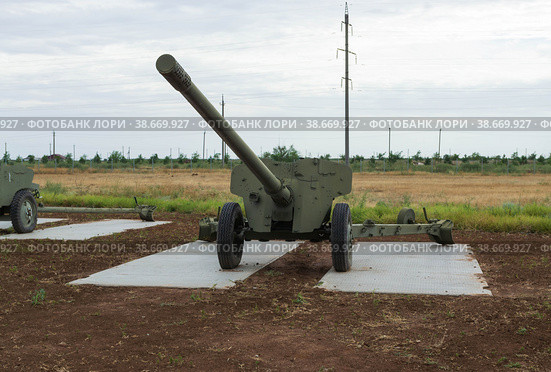 Волгоградская область, Средняя Ахтуба, Россия. Артиллерия, мощная противотанковая пушка МТ-12 Рапира, буксируемое артиллерийское орудие в парке Патриот. (2022 год). Редакционное фото, фотограф Андрей Цыганков / Фотобанк Лори