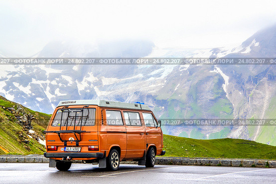 Volkswagen Caravelle (2014 год). Редакционное фото, фотограф Art Konovalov / Фотобанк Лори