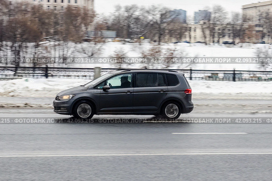 Volkswagen Touran Second generation model LCV rides on the city road. Gray minivan in motion. Редакционное фото, фотограф Константин Григорьев / Фотобанк Лори