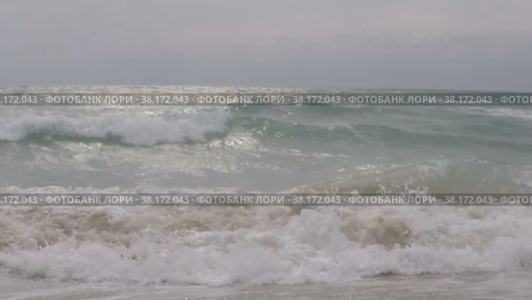 Волны в замедленной съемке движутся по поверхности моря на мелководье. Стоковое видео, видеограф Цыбин Вадим / Фотобанк Лори