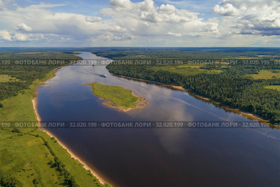 Волжские просторы (аэросъемка). Ярославская область, Россия. Стоковое фото, фотограф Виктор Карасев / Фотобанк Лори