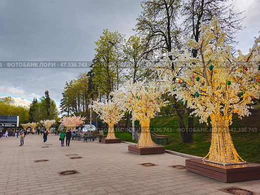 Vorobyovy Gory in Moscow with people walking (2024 год). Редакционное фото, фотограф Саблин Станислав / Фотобанк Лори