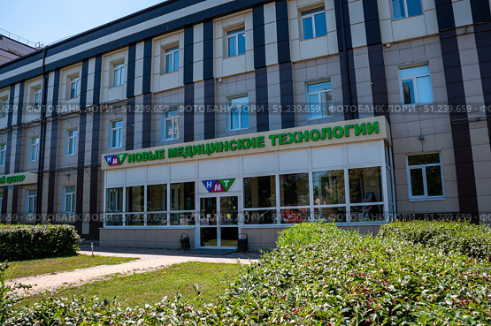Voronezh, Russia, July 10, 2025: Entrance to the building of the medical center on Moskovsky Prospekt in summer. Редакционное фото, фотограф Катерина Белякина / Фотобанк Лори