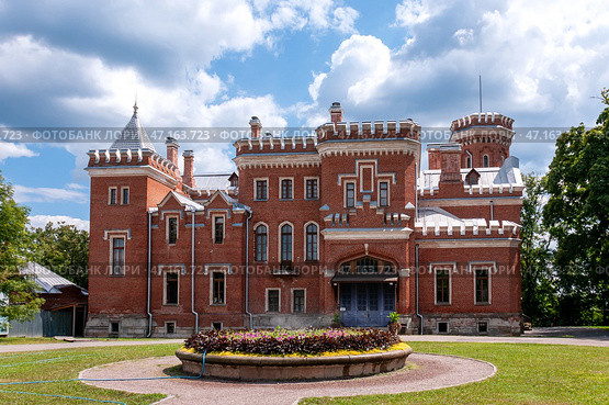 Voronezh, Russia, July 27, 2024: The main entrance to the Oldenburg Palace manor house in the urban-type settlement of Ramon, Voronezh Region. Редакционное фото, фотограф Катерина Белякина / Фотобанк Лори