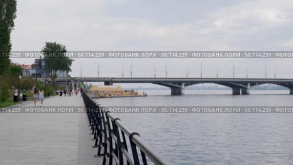 Voronezh, Russia, June 17, 2025: Chernavsky Bridge in summer in the city of Voronezh, people walking along Petrovskaya Embankment. Редакционное видео, видеограф Катерина Белякина / Фотобанк Лори