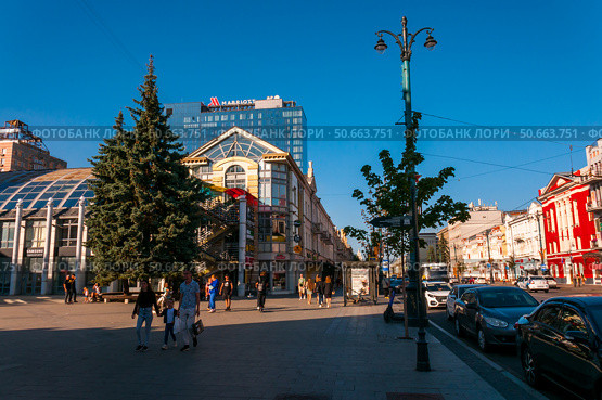 Voronezh, Russia, September 16, 2024: Low-rise building on the central street, Revolution Avenue, in autumn. Редакционное фото, фотограф Катерина Белякина / Фотобанк Лори