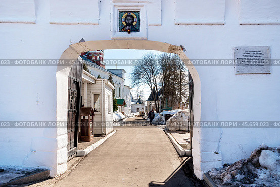Ворота Саввино-Сторожевского монастыря. Звенигород. (2024 год). Редакционное фото, фотограф Лариса Гордеева / Фотобанк Лори