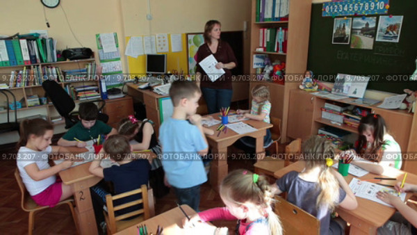 Воспитатель в детском саду занимается с детьми на подготовительных занятиях (2015 год). Редакционное видео, видеограф Кекяляйнен Андрей / Фотобанк Лори