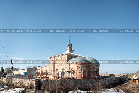 Восстанавливаемая Рождественская церковь, село Большие Белыничи, ранняя весна (2017 год). Стоковое фото, фотограф Дмитрий Неумоин / Фотобанк Лори