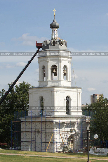 Восстановленная колокольня с храмом Адриана и Наталии возле Знаменской церкви в Дубровицах. Московская область, Подольский район (2023 год). Редакционное фото, фотограф Елена Орлова / Фотобанк Лори