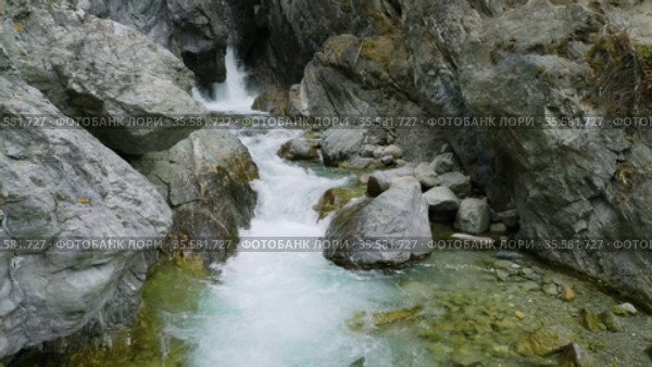 Восточные Саяны осенью. Горная река Кынгарга. Eastern Sayans in autumn. Mountain river Kyngarga. Стоковое видео, видеограф Евгений Романов / Фотобанк Лори