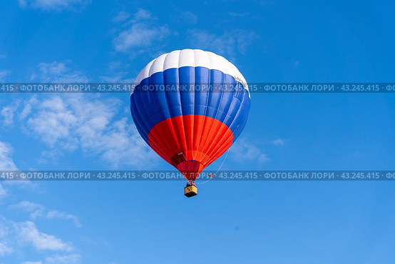 Воздушный шар цвета российского флага в небе (A balloon in the color of the Russian flag in the sky) Стоковое фото, фотограф Пучков Андрей Александрович / Фотобанк Лори