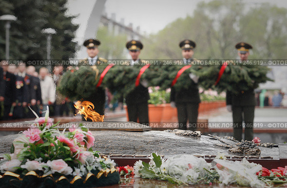 Возложение венка, Новокузнецк. Редакционное фото, фотограф Андрей Доронченко / Фотобанк Лори