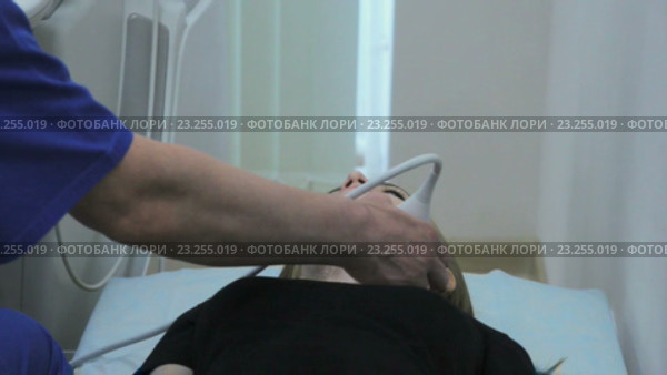 Врач осматривает гортань девушка с помощью УЗИ. Стоковое видео, видеограф Video Kot / Фотобанк Лори